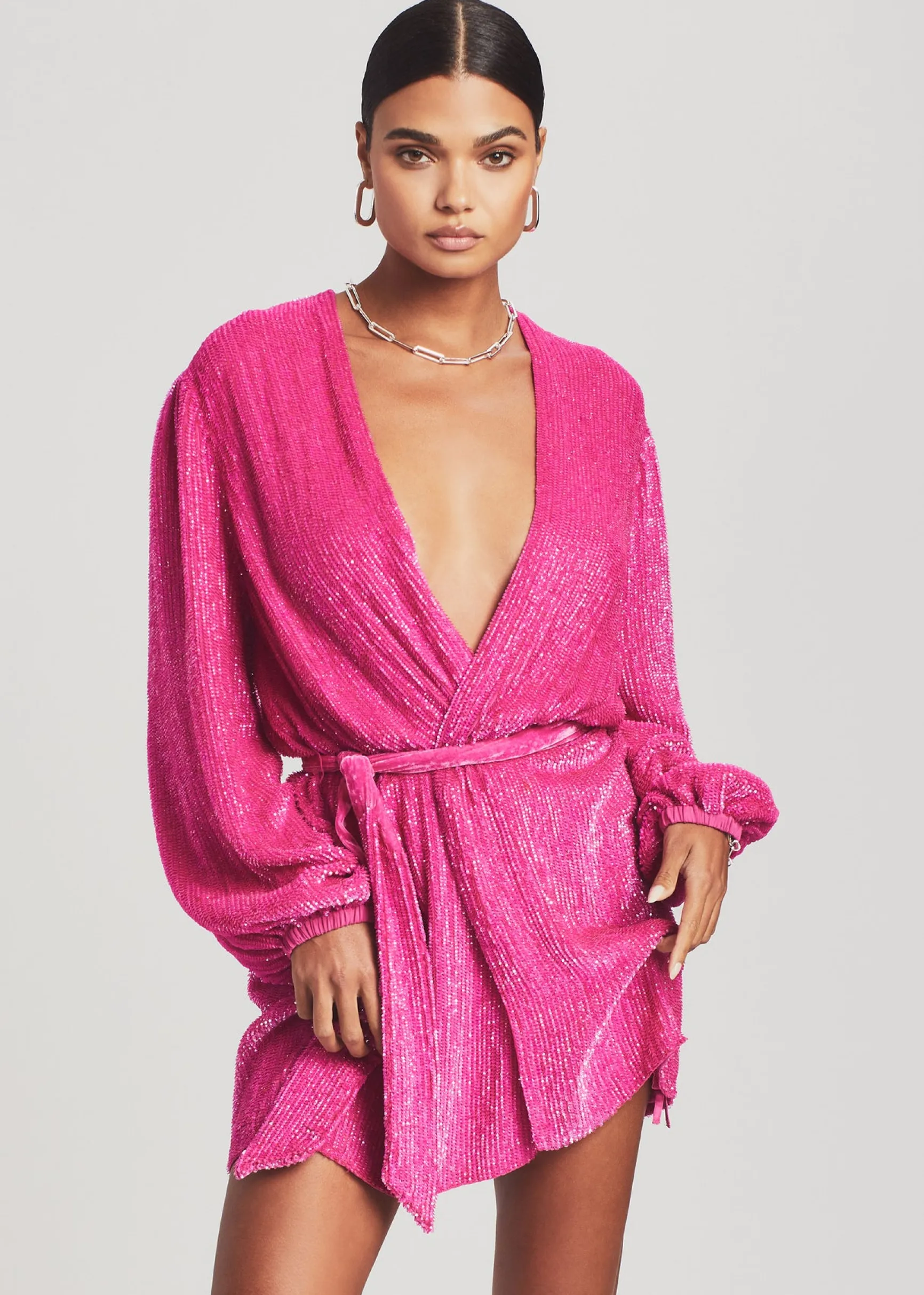 gabrielle_sequin_robe_5.webp RETROFÊTE*Retrofete Gabrielle Sequin Robe Hot Pink