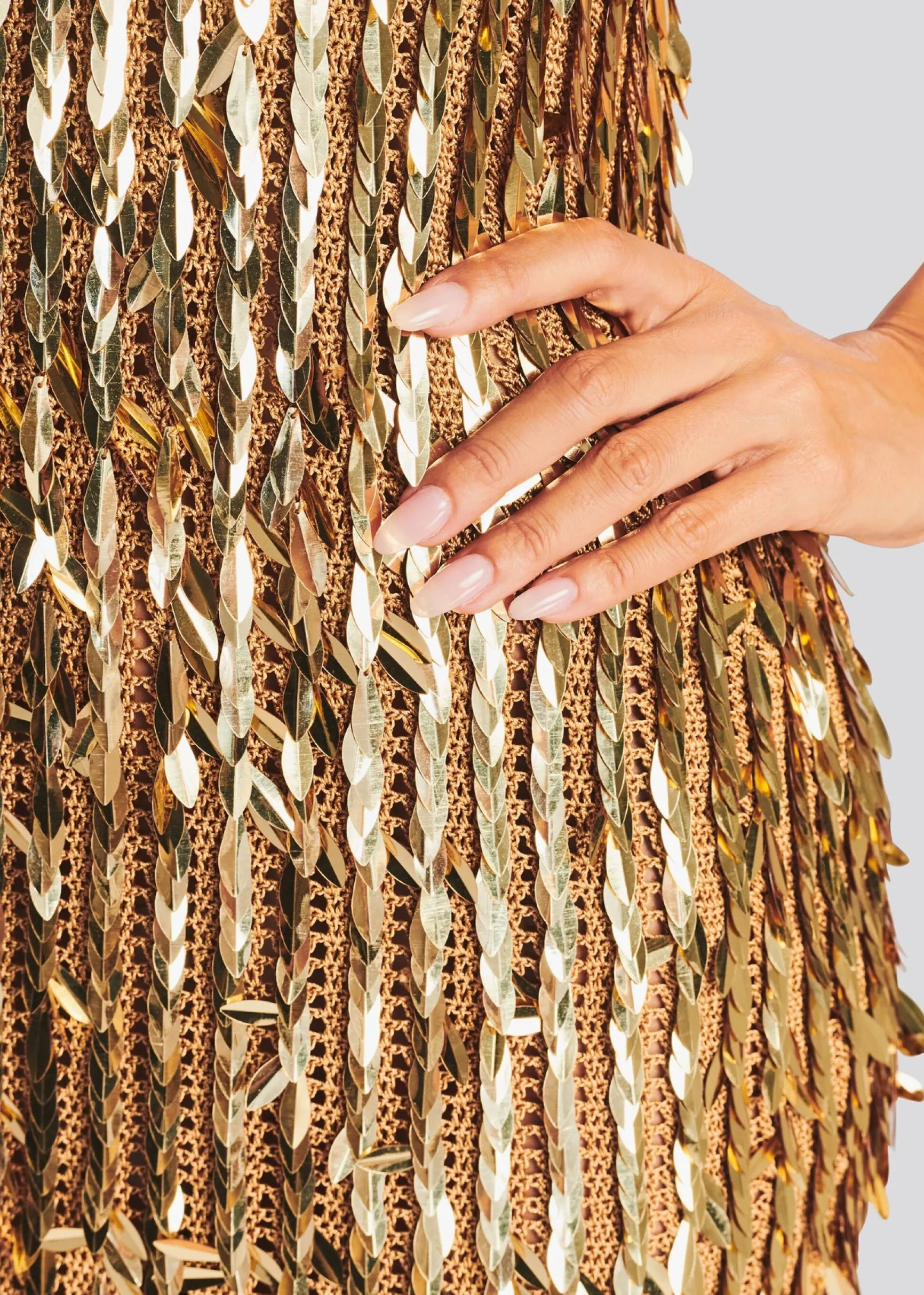 saros_feather_sequin_dres_1-2.webp RETROFÊTE*Retrofete Saros Feather Sequin Dress Gold